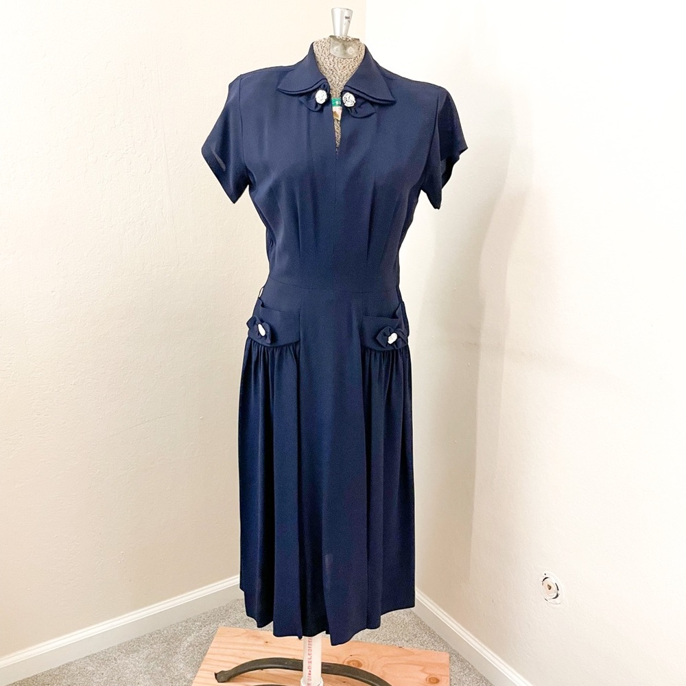 Original vintage 1940s dress size 14 = size 6 in todays sizes